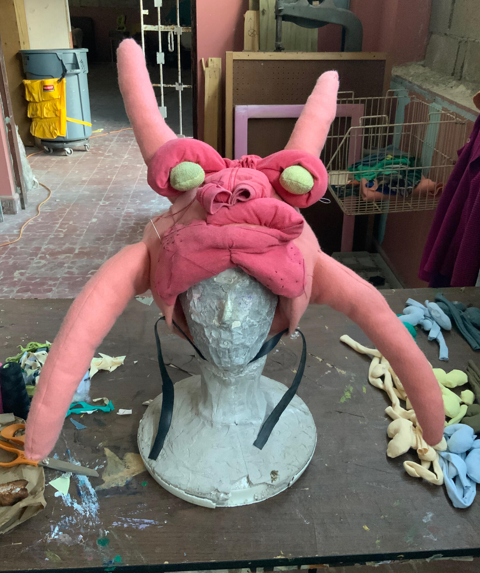 Vista frontal de casco